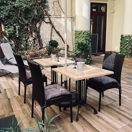 Atrium Panzio Hotel Esztergom Bagian luar foto