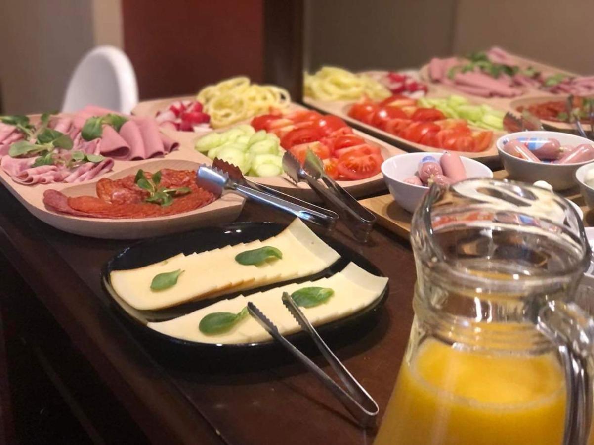 Atrium Panzio Hotel Esztergom Bagian luar foto