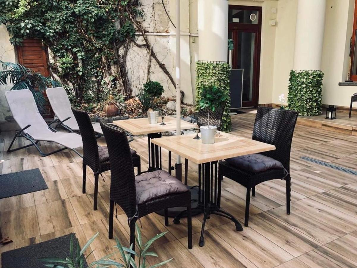 Atrium Panzio Hotel Esztergom Bagian luar foto