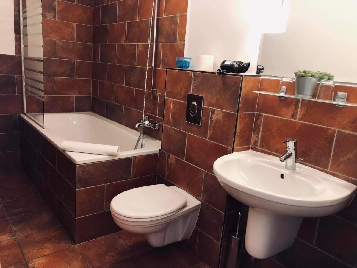 Atrium Panzio Hotel Esztergom Bagian luar foto