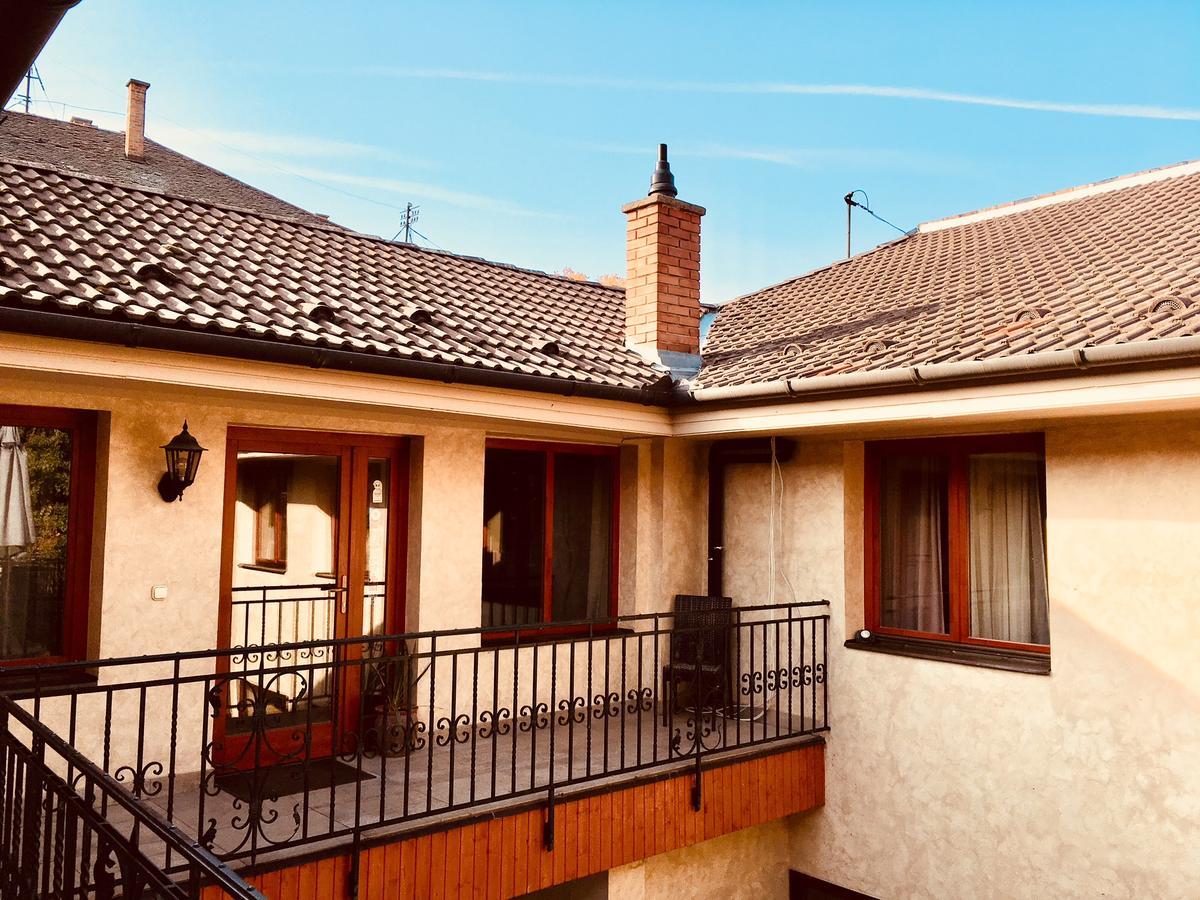 Atrium Panzio Hotel Esztergom Bagian luar foto