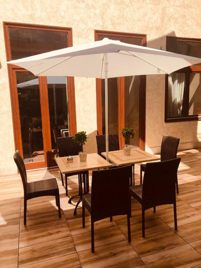 Atrium Panzio Hotel Esztergom Bagian luar foto