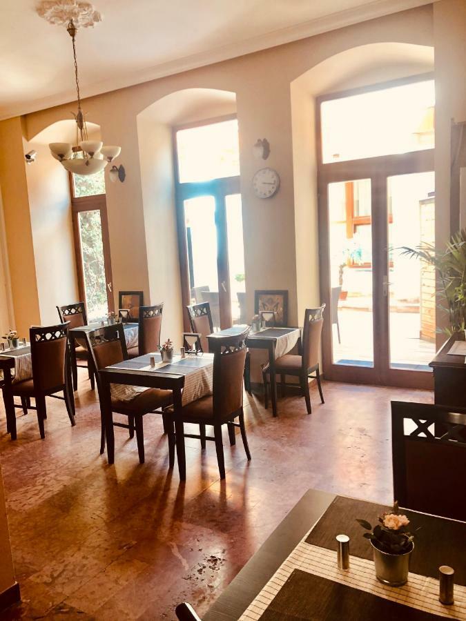 Atrium Panzio Hotel Esztergom Bagian luar foto